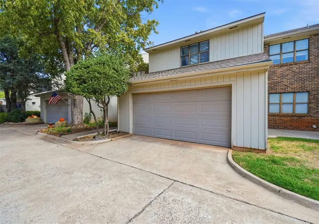 Photo 2 of Townhouse for sale at 1009 Mockingbird Ln, Clinton, OK 73601 | MLS# 1252925 | Listing updated on 2026-10-21