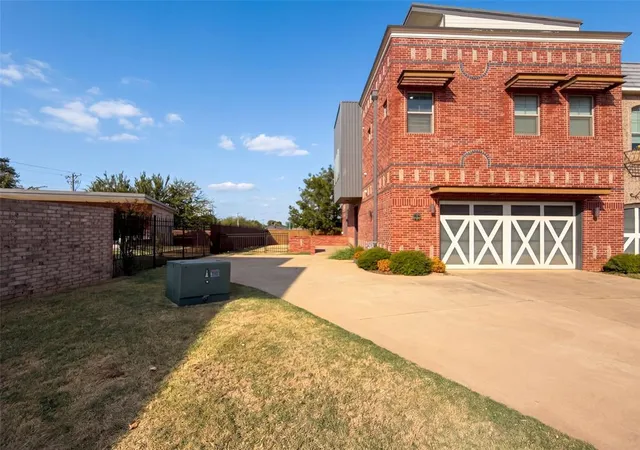 Photo 1 of Townhouse for sale at 549 S Fretz Ave, Edmond, OK 73003 | MLS# 1252945 | Listing updated on 2026-10-10