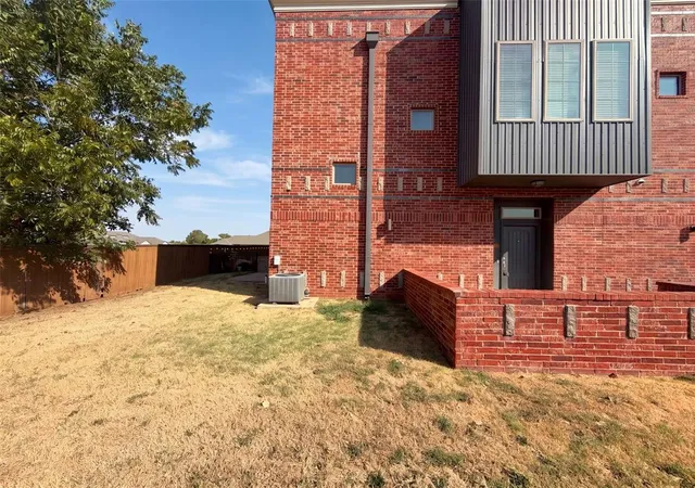 Photo 4 of Townhouse for sale at 549 S Fretz Ave, Edmond, OK 73003 | MLS# 1252945 | Listing updated on 2026-10-10