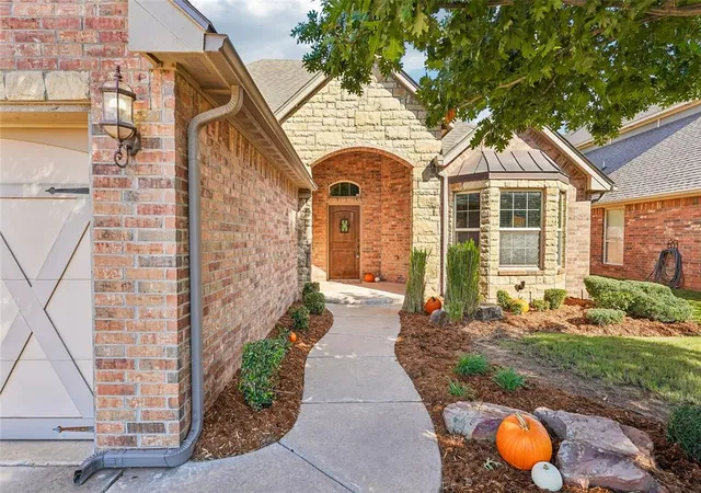 Photo 3 of Single family home for sale at 3917 Lakeshire Ridge Ct, Edmond, OK 73034 | MLS# 1252957 | Listing updated on 2026-10-14