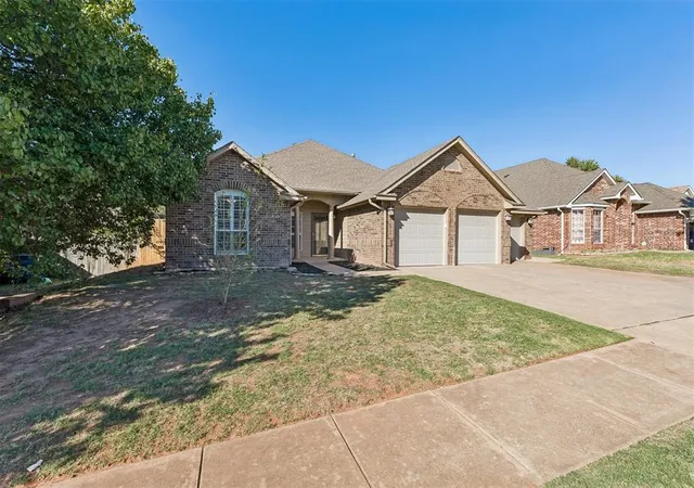 Photo 4 of Single family home for sale at 2101 Del Simmons Dr, Edmond, OK 73003 | MLS# 1252990 | Listing updated on 2026-10-09