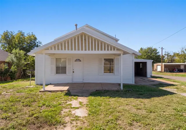 Photo 1 of Single family home for sale at 921 N 6th Street, Sayre, OK 73662 | MLS# 1252998 | Listing updated on 2026-10-09