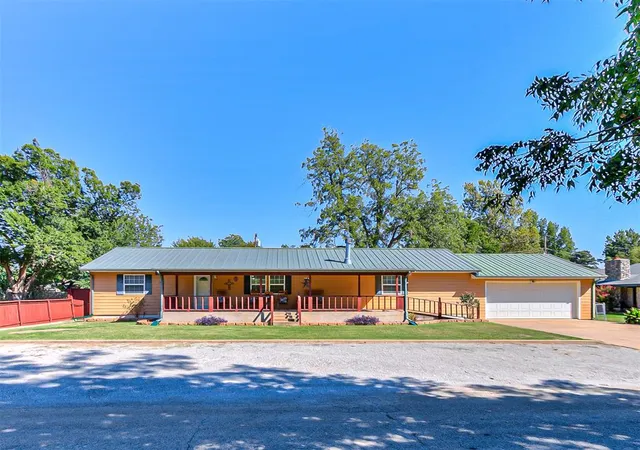Single family home for sale at 318 S Cimarron St, Crescent, OK 73028 | MLS# 1253002