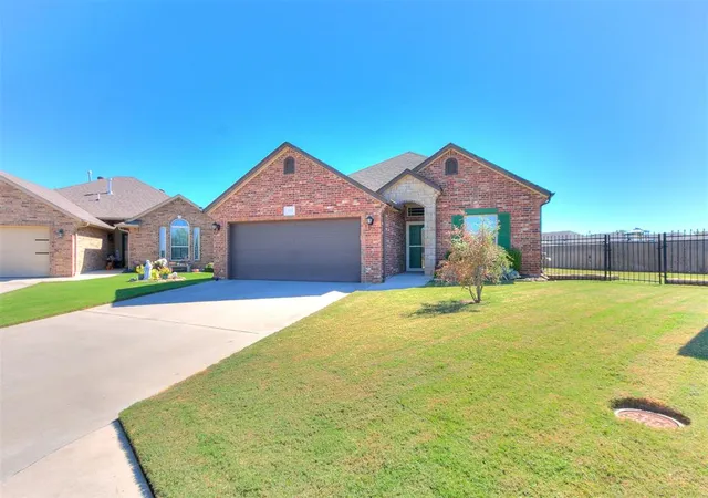 Single family home for sale at 324 Golden Leaf Ct, Moore, OK 73160 | MLS# 1253020