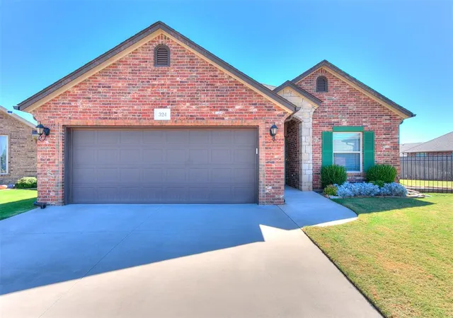 Photo 2 of Single family home for sale at 324 Golden Leaf Ct, Moore, OK 73160 | MLS# 1253020 | Listing updated on 2026-10-10