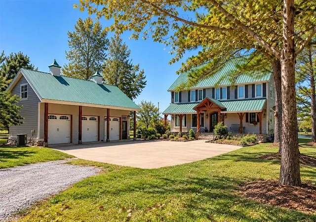 Photo 2 of Mansion for sale at 800 W Cimarron Blvd, Crescent, OK 73028 | MLS# 1253067 | Listing updated on 2026-10-17