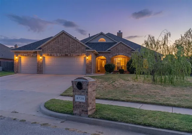 Single family home for sale at 8729 Ally Way, Yukon, OK 73099 | MLS# 1253087