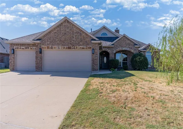 Photo 3 of Single family home for sale at 8729 Ally Way, Yukon, OK 73099 | MLS# 1253087 | Listing updated on 2026-10-10