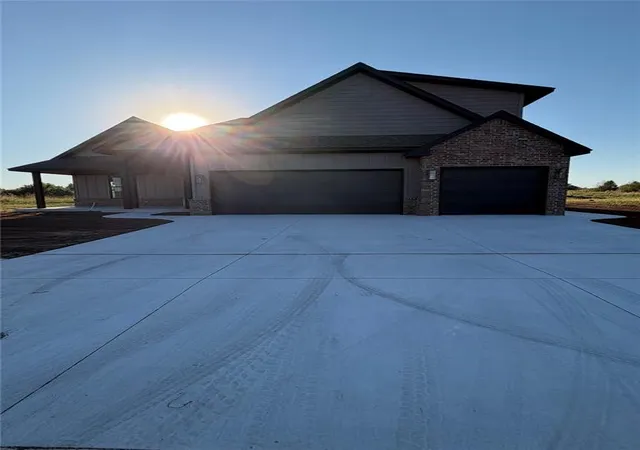 Single family home for sale at 1901 Hamzas Ct, Yukon, OK 73099 | MLS# 1253089