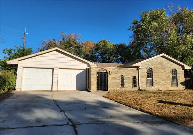 Single family home for sale at 1801 Burnt Oak St, Norman, OK 73071 | MLS# 1253100