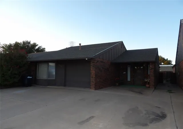Single family home for sale at 2122 Camelot Dr, Enid, OK 73703 | MLS# 1253128