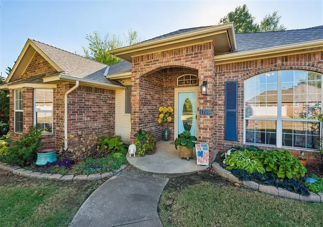 Photo 3 of Single family home for sale at 1709 Redtail Hawk, Edmond, OK 73003 | MLS# 1253143 | Listing updated on 2026-10-11