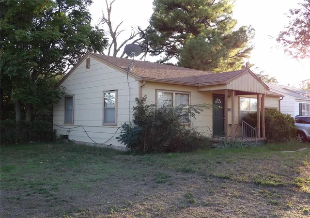 Photo 2 of Single family home for sale at 305 W Hickory Ave, Enid, OK 73701 | MLS# 1253149 | Listing updated on 2026-10-11