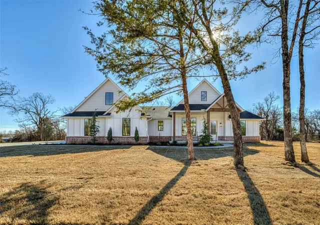 Photo 1 of Single family home for sale at 21200 Reserve Cir, Harrah, OK 73045 | MLS# 1253158 | Listing updated on 2026-10-14