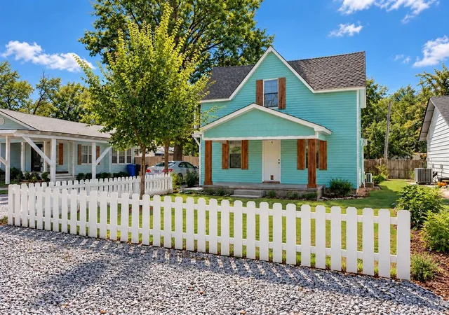 Single family home for sale at 808 E Apache St, Norman, OK 73071 | MLS# 1253176