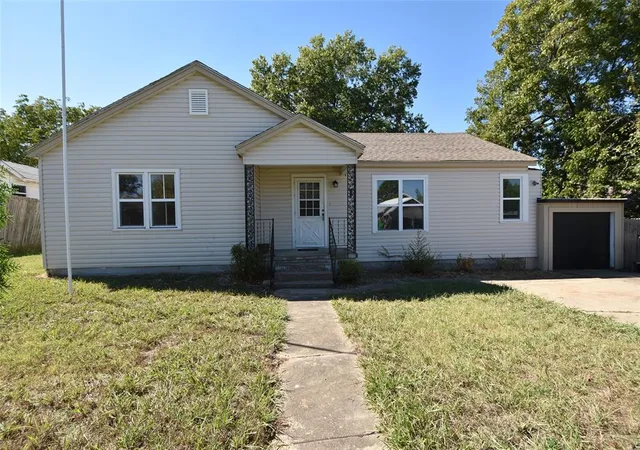 Photo 1 of Single family home for sale at 1323 Roosevelt St, Seminole, OK 74868 | MLS# 1253184 | Listing updated on 2026-10-10