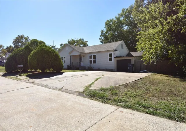Photo 3 of Single family home for sale at 1323 Roosevelt St, Seminole, OK 74868 | MLS# 1253184 | Listing updated on 2026-10-10