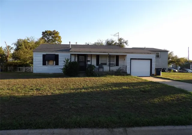 Photo 2 of Single family home for sale at 425 W Hickory Ave, Enid, OK 73701 | MLS# 1253191 | Listing updated on 2026-10-11