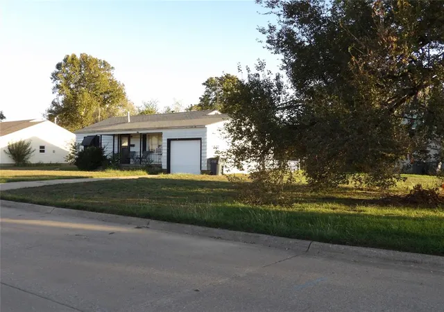 Photo 3 of Single family home for sale at 425 W Hickory Ave, Enid, OK 73701 | MLS# 1253191 | Listing updated on 2026-10-11
