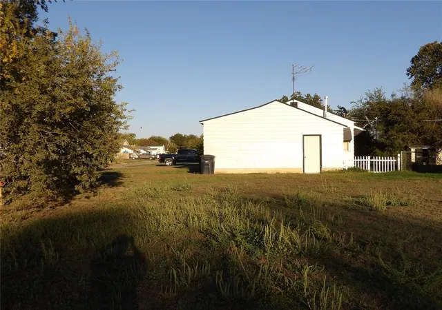 Photo 3 of Single family home for sale at 425 W Hickory Ave, Enid, OK 73701 | MLS# 1253191 | Listing updated on 2026-10-11