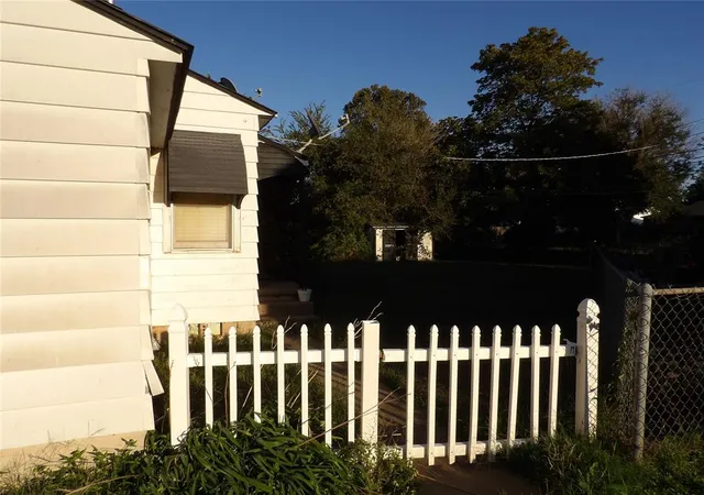 Photo 4 of Single family home for sale at 425 W Hickory Ave, Enid, OK 73701 | MLS# 1253191 | Listing updated on 2026-10-11