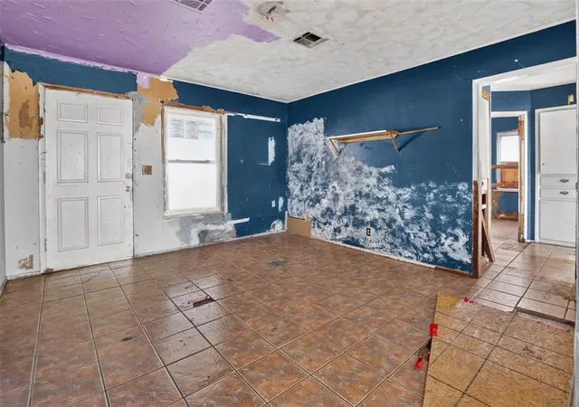 Photo 3 of Single family home for sale at 928 Sw 52nd Street, Oklahoma City, OK 73109 | MLS# 1253217 | Listing updated on 2026-10-11