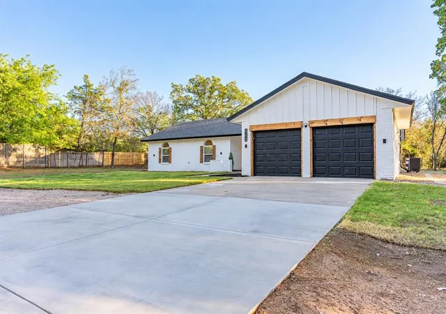 Photo 2 of Sale Pending at 512 Sherwood Ln, Edmond, OK 73034 | MLS# 1253219 | Listing updated on 2026-10-18