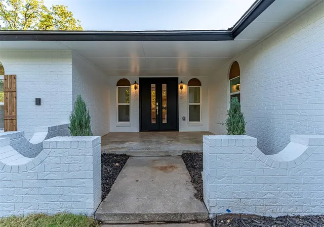 Photo 3 of Single family home for sale at 512 Sherwood Ln, Edmond, OK 73034 | MLS# 1253219 | Listing updated on 2026-10-11