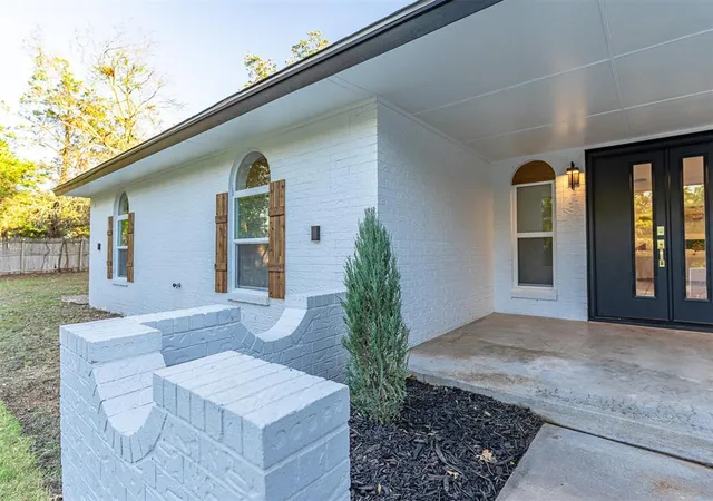 Photo 4 of Single family home for sale at 512 Sherwood Ln, Edmond, OK 73034 | MLS# 1253219 | Listing updated on 2026-10-11