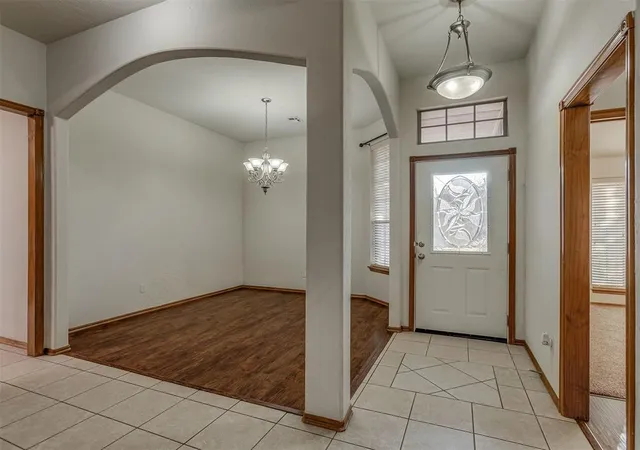 Photo 4 of Single family home for sale at 525 Madeline Ln, Moore, OK 73160 | MLS# 1253220 | Listing updated on 2026-10-11