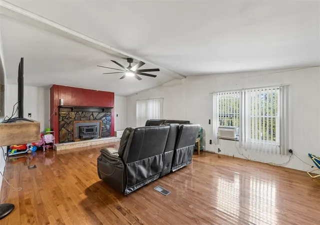 Photo 4 of Single family home for sale at 19001 Rolling Oak Rd, Newalla, OK 74857 | MLS# 1253251 | Listing updated on 2026-10-11