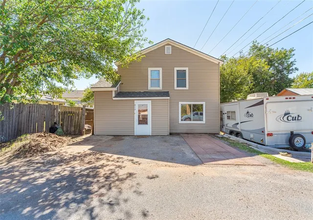Photo 2 of Single family home for sale at 810 Prairie Chief Ave, Clinton, OK 73601 | MLS# 1253270 | Listing updated on 2026-10-14