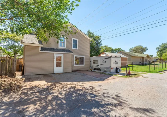 Photo 3 of Single family home for sale at 810 Prairie Chief Ave, Clinton, OK 73601 | MLS# 1253270 | Listing updated on 2026-10-14