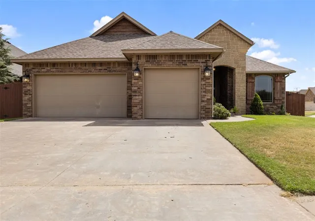 Single family home for sale at 10916 SW 35th Terrace, Yukon, OK 73099 | MLS# 1253272