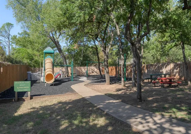 Photo 3 of Sale Pending at 100 N Crosstimber Trl, Edmond, OK 73034 | MLS# 1253291 | Listing updated on 2026-10-18