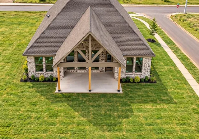 Photo 3 of Single family home for sale at 709 Manzano Dr, Norman, OK 73071 | MLS# 1253297 | Listing updated on 2026-10-12