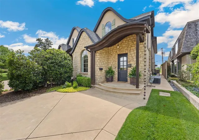 Photo 2 of Condo for sale at 6509 Avondale Dr #B, Nichols Hills, OK 73116 | MLS# 1253310 | Listing updated on 2026-10-13