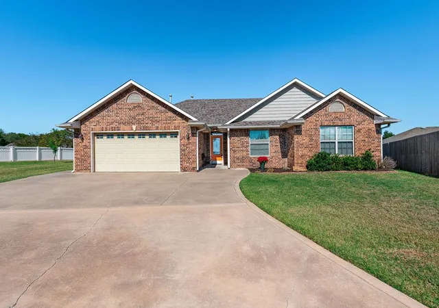 Photo 1 of Single family home for sale at 2305 Crooked Oak Ct, Shawnee, OK 74804 | MLS# 1253328 | Listing updated on 2026-10-13