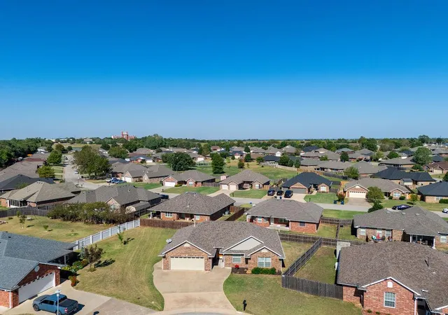 Photo 2 of Single family home for sale at 2305 Crooked Oak Ct, Shawnee, OK 74804 | MLS# 1253328 | Listing updated on 2026-10-13