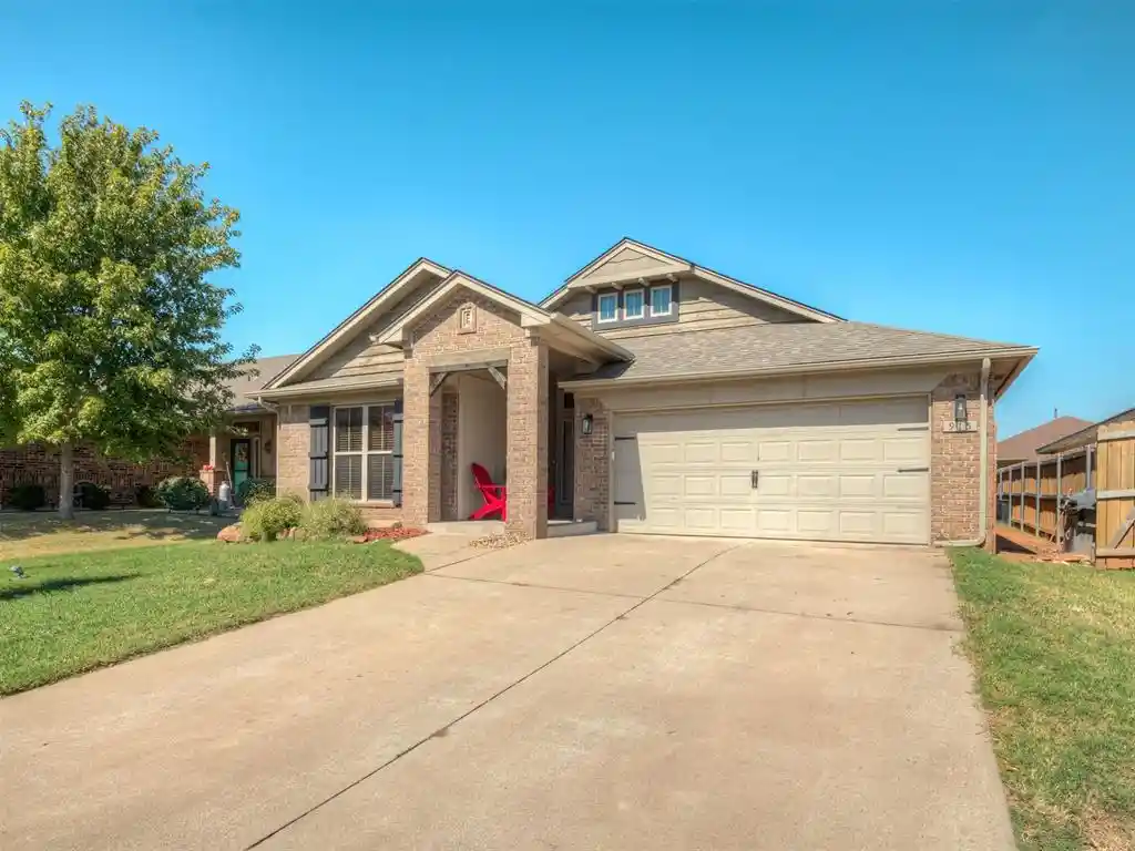 Photo 3 of Single family home for sale at 915 Eaglerock Ln, Norman, OK 73069 | MLS# 1253343 | Listing updated on 2026-10-12