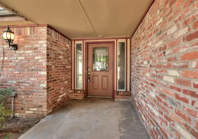 Photo 2 of Single family home for sale at 524 Canyon Rd, Edmond, OK 73034 | MLS# 1253348 | Listing updated on 2026-10-19