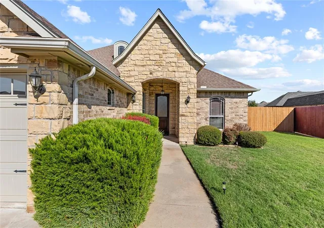 Photo 3 of Single family home for sale at 1304 Crimson Dr, Weatherford, OK 73096 | MLS# 1253352 | Listing updated on 2026-10-13