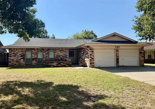Photo 1 of Sale Pending at 732 Ranchoak Dr, Yukon, OK 73099 | MLS# 1253408 | Listing updated on 2026-10-23