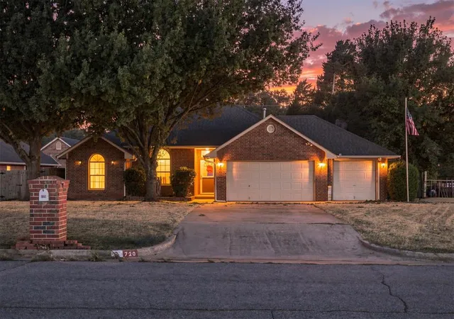 Single family home for sale at 720 Parkwoods Dr, Noble, OK 73068 | MLS# 1253455