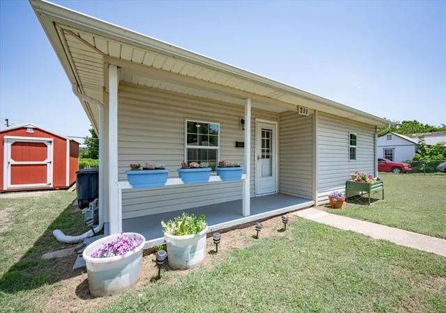 Photo 4 of Single family home for sale at 211 E 2nd Street, Stroud, OK 74079 | MLS# 1253478 | Listing updated on 2026-10-15