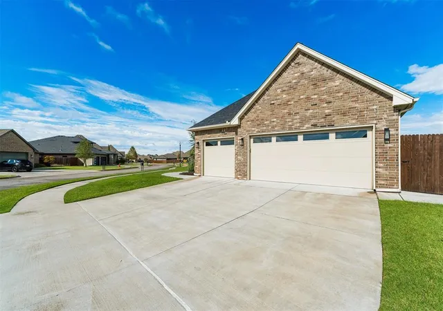 Photo 4 of Single family home for sale at 15108 Fountain Crk Ln, Edmond, OK 73013 | MLS# 1253479 | Listing updated on 2026-10-16