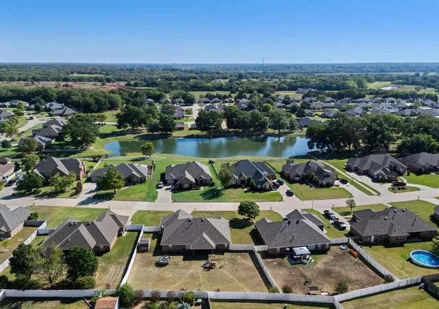 Photo 3 of Single family home for sale at 1712 Pecan Xing Dr, Shawnee, OK 74804 | MLS# 1253611 | Listing updated on 2026-10-15