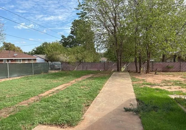 Photo 3 of Single family home for sale at 1117 Lee Ave, Clinton, OK 73601 | MLS# 1253664 | Listing updated on 2026-10-14