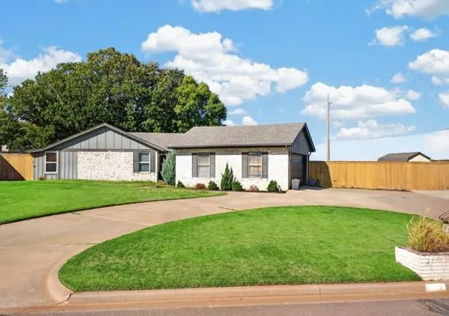 Single family home for sale at 1009 Bowman Ave, Elk City, OK 73644 | MLS# 1253742