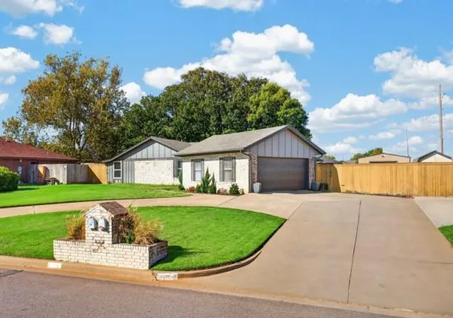 Photo 3 of Single family home for sale at 1009 Bowman Ave, Elk City, OK 73644 | MLS# 1253742 | Listing updated on 2026-10-17